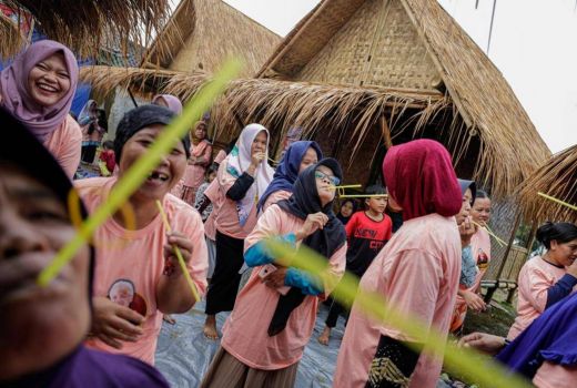 Trauma Healing Mak Ganjar Beri Senyuman ke Warga Korban Gempa Cianjur - GenPI.co