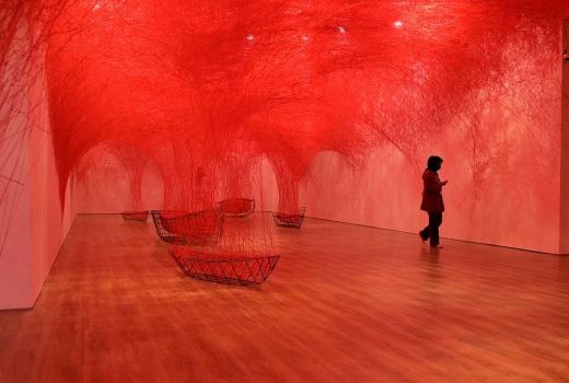 Artistik! Semburat Warna Cat Mowilex Percantik Pameran Chiharu Shiota - GenPI.co