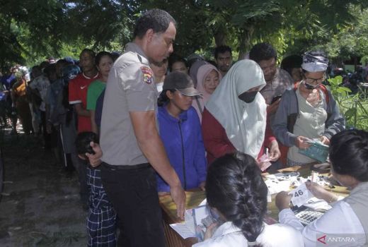 Antre Panjang dan Lama, Warga di Kupang Akhirnya Dapat Beras Murah - GenPI.co