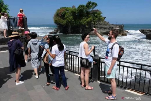 Turis Asing Dilarang Sewa Motor di Bali, Wajib Mobil Travel Agent - GenPI.co