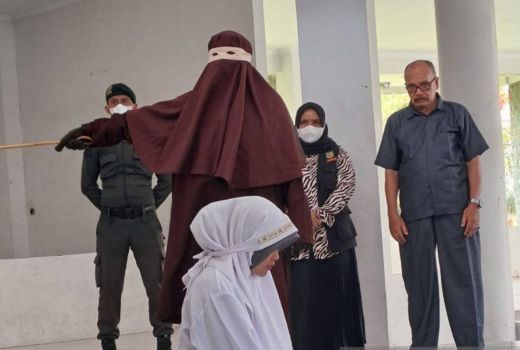 Berzina, 2 Orang di Banda Aceh Dieksekusi Hukuman Cambuk - GenPI.co