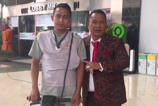 Temukan Dompet Hotman Paris Isi Rp 70 Juta, Cleaning Service Ogah Diberi Imbalan - GenPI.co
