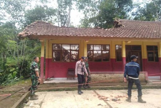 2 Atap Sekolah Ambruk Seusai Hujan Lebat di Garut, Jawa Barat - GenPI.co
