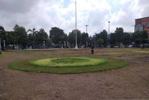 Digunakan Arena Hiburan, 80 Persen Rumput di Alun-alun Kudus Rusak - GenPI.co