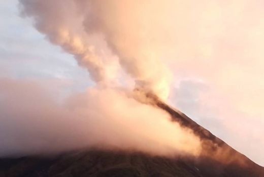 Pengungsi Dampak Erupsi Gunung Karangetang Belum Boleh Pulang - GenPI.co