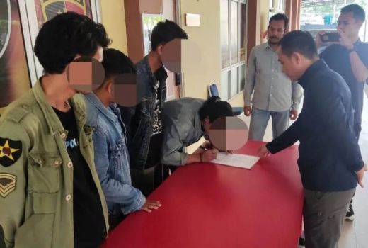 4 Pemuda Nekat Bakar Foto Jokowi dan Puan Maharani - GenPI.co
