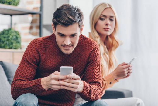 4 Tips Menghadapi Pacar yang Cemburuan, Jangan Sampai Salah - GenPI.co