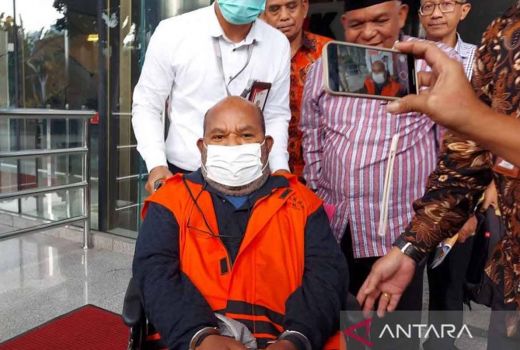 Lukas Enembe Ditetapkan Tersangka Tindak Pidana Pencucian Uang - GenPI.co