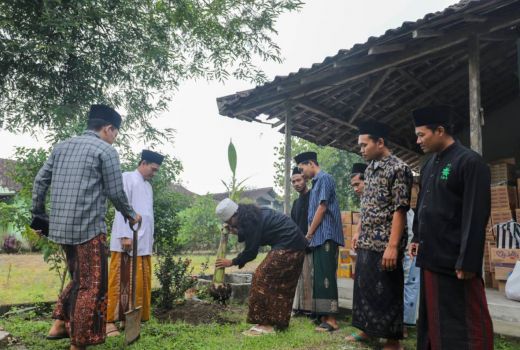Perkuat Ekonomi Ponpes, Gus-Gus Nusantara Serahkan Bibit Pohon Pisang - GenPI.co