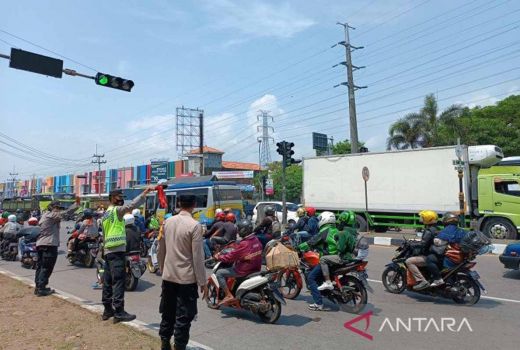 Volume Kendaraan di Jalur Arteri Cirebon Mulai Padat Arus Mudik - GenPI.co
