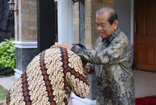 Cium Tangan, Prabowo Subianto Dapat Doa dari Widodo AS - GenPI.co