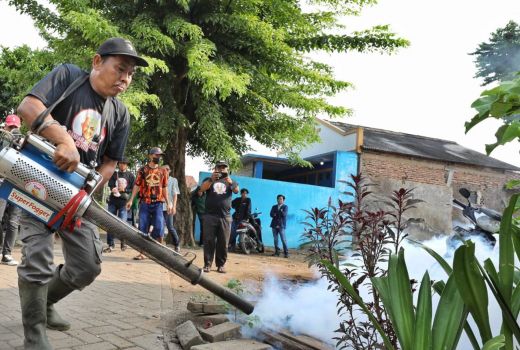 Sadar Bahaya DBD, Ganjar Milenial Center Gelar Fogging di Tangerang - GenPI.co
