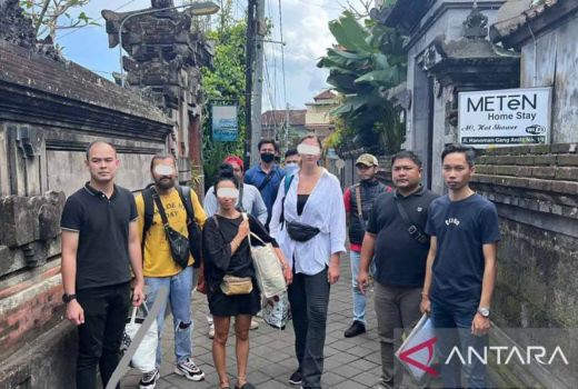 3 WNA Rusia di Bali Tepergok Berpose Tak Pantas di Pura Pengubengan - GenPI.co