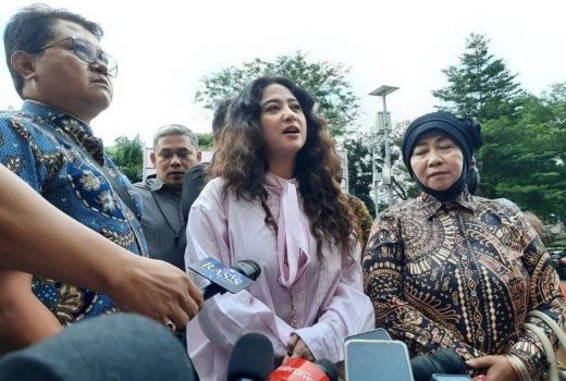 Dilamar Pacar, Dewi Perssik Malah Galau - GenPI.co