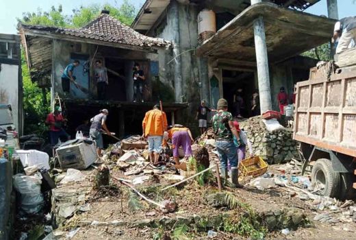 Viral Dokter Wayan Karawang, Rumah Mewahnya Dibersihkan Warga - GenPI.co