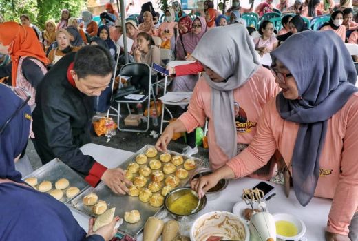 Gelar Pelatihan Pembuatan Roti Boy, Mak Ganjar Rangkul Komunitas Pedagang - GenPI.co