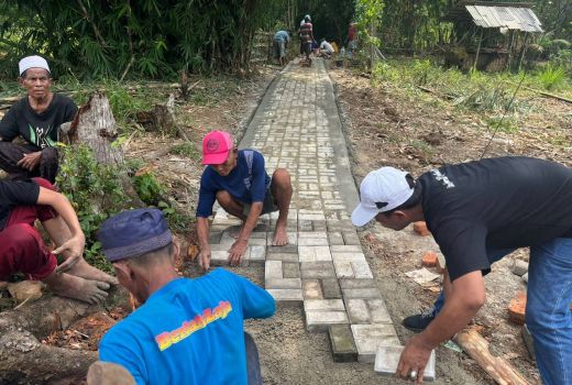Mempermudah Akses Warga, Ganjar Milenial Center Bangun Paving Blok - GenPI.co