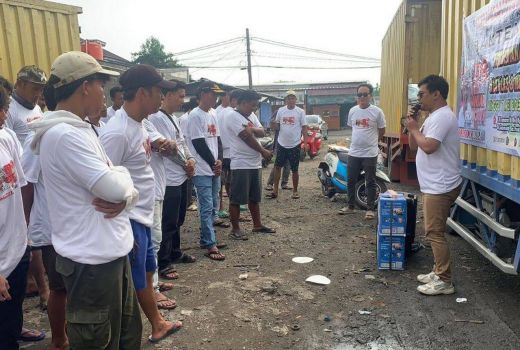 Perkuat Silaturahmi, KST Dukung Ganjar Beri Bantuan ke Sopir Truk Tangerang - GenPI.co