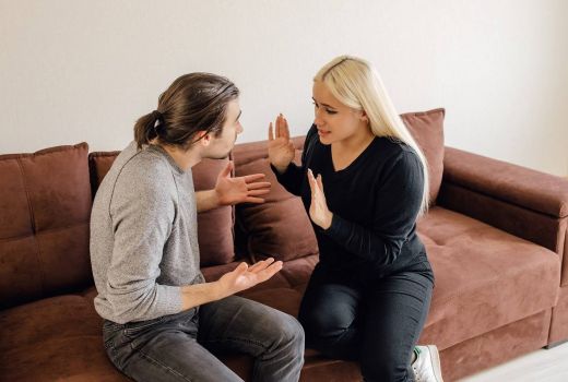 5 Cara Mengendalikan Emosi kepada Pasangan, Jangan Pernah Melakukan Kekerasan - GenPI.co