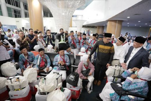 374 Jemaah Berangkat Haji dari BIJB, Ridwan Kamil Harap Ekonomi Jabar Bisa Tumbuh - GenPI.co