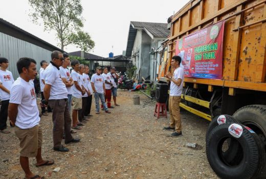 Sosialisasi Keselamatan Berkendara, KST Dukung Ganjar Beri Bantuan Ban - GenPI.co