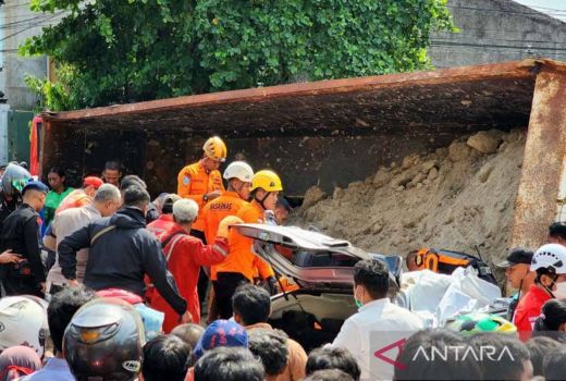 Kecelakaan di Semarang, Sebuah Mobil Tertimpa Truk Pengangkut Tanah - GenPI.co