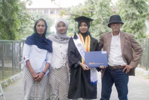 Gadis Asal Bantul Lulus Cum Laude Wisuda UNY Pendidikan Teknik Otomotif - GenPI.co