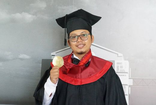 Febrian Aditya Meraih Cum Laude Wisuda UM Surabaya Meski Banyak Kesibukan - GenPI.co