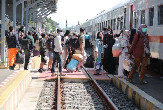 Naik Kereta Api Sudah Boleh Tidak Pakai Maker, Ini Syarat Lengkapnya - GenPI.co