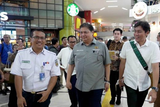 Pantau Stasiun Gambir, Menteri Airlangga: Aktivitas Ekonomi Berjalan Normal - GenPI.co