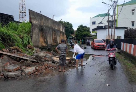 Dinding Stadion di Ternate Maluku Utara Roboh Akibat Hujan Lebat - GenPI.co