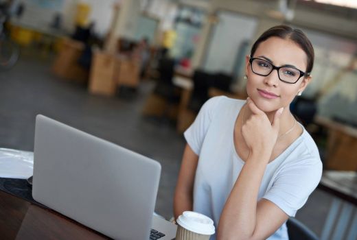 4 Pose Yoga Bisa Mengurangi Mata Lelah dan Meningkatkan Penglihatan - GenPI.co