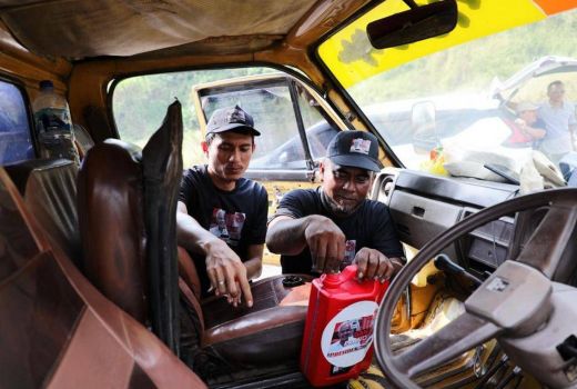 Bantu Sopir Truk Cirebon, KST Dukung Ganjar Beri Oli dan Terpal Gratis - GenPI.co
