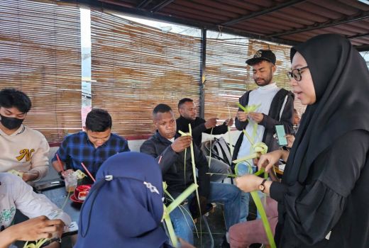 Bangun Kreativitas Milenial, Srikandi Ganjar Gelar Pelatihan Anyam Ketupat - GenPI.co