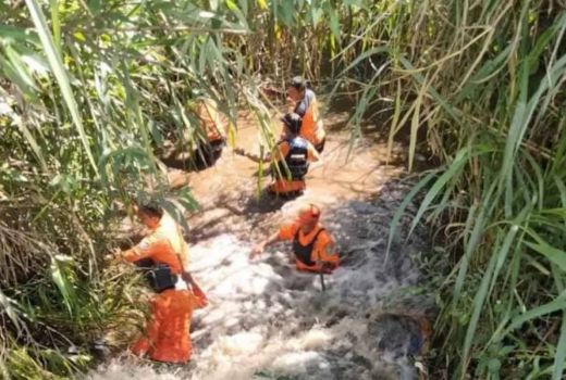 Upaya Pencarian Seorang Warga Terseret Arus Sungai di Kerinci Masih Nihil - GenPI.co