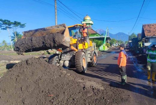 Petugas dan Sukarelawan Bersihkan Lumpur Sisa Banjir Lahar Dingin Semeru - GenPI.co