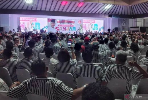 Ganjar Pranowo Dapat Desain Baju Hitam Putih dari Presiden Jokowi, Kode Keras - GenPI.co