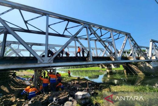 Polisi Dalami Kasus Truk Tersangkut Rel saat Kecelakaan Kereta di Semarang - GenPI.co