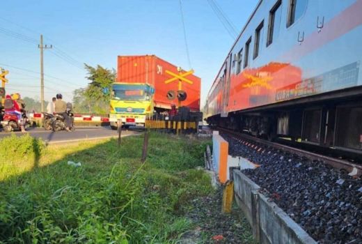 Sopir Truk Terobos Palang Pintu Perlintasan Kereta di Jember Diproses Hukum - GenPI.co