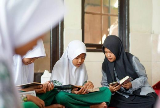 Noni, Guru Ngaji di Bandung Diterima Kuliah Gratis di UGM Yogyakarta - GenPI.co