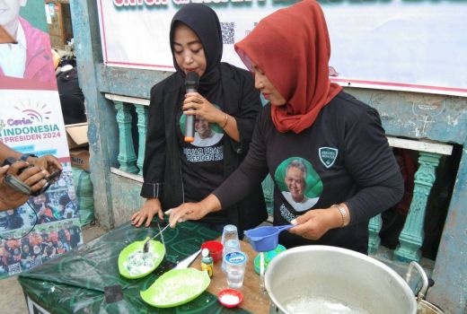 Bantu Ibu-ibu, Kowarteg Dukung Ganjar Gelar Pelatihan Bikin Kue Klepon - GenPI.co