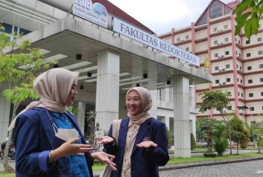 Pendaftaran Mahasiswa Baru Fakultas Kedokteran UNESA Masih Tersedia, Cek! - GenPI.co