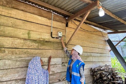 Demi Mengaliri Listrik Sampai ke Pelosok, Srikandi PLN Tempuh Jarak 178 Km - GenPI.co