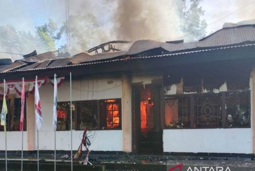 Polisi Selidiki Peristiwa Kantor Distrik Fakfak Tengah Terbakar - GenPI.co