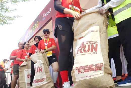Beri Hadiah Sekarung ke Peserta, Alfamart Run 2023 Ukir Rekor MURI! - GenPI.co