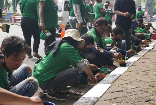 Kurangi Tingkat Kecelakaan, Kajol Dukung Ganjar Cat Separator Jalan - GenPI.co