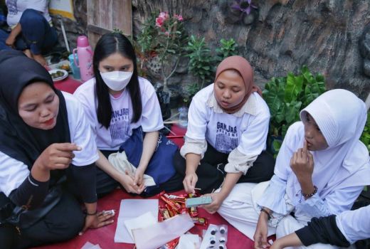Kowarteg Dukung Ganjar Angkat Ekonomi Warga Cengkareng Lewat Kerajinan Tangan - GenPI.co