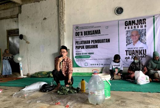 Santri Dukung Ganjar Buktikan Pentingnya Manfaat Sampah ke Warga Cihowe - GenPI.co