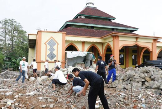 Bantu Warga Serang, Ganjar Untuk Semua Gotong Royong Bangun Masjid - GenPI.co