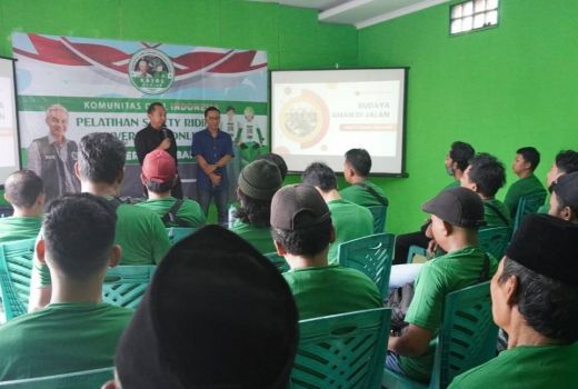 Kajol Dukung Ganjar Beber Pentingnya Keselamatan Berkendara ke Ojol Serang - GenPI.co
